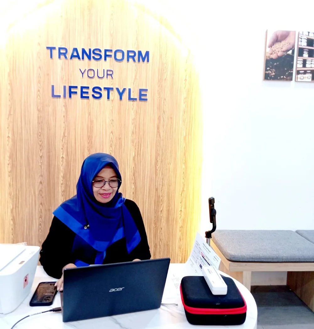 Elfiyenti Bahar, konsultan Smart Detox, sedang bekerja di depan laptop